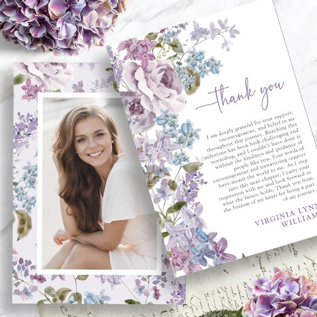 Lila examensfoto tack kort (Purple Graduation Photo Thank You Card Picture on back by Painted Paperie
)