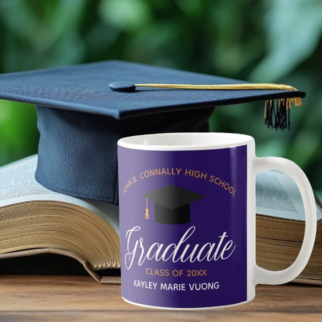 Lila examenspresent anpassad present till akademik kaffemugg (Skapare uppladdad)