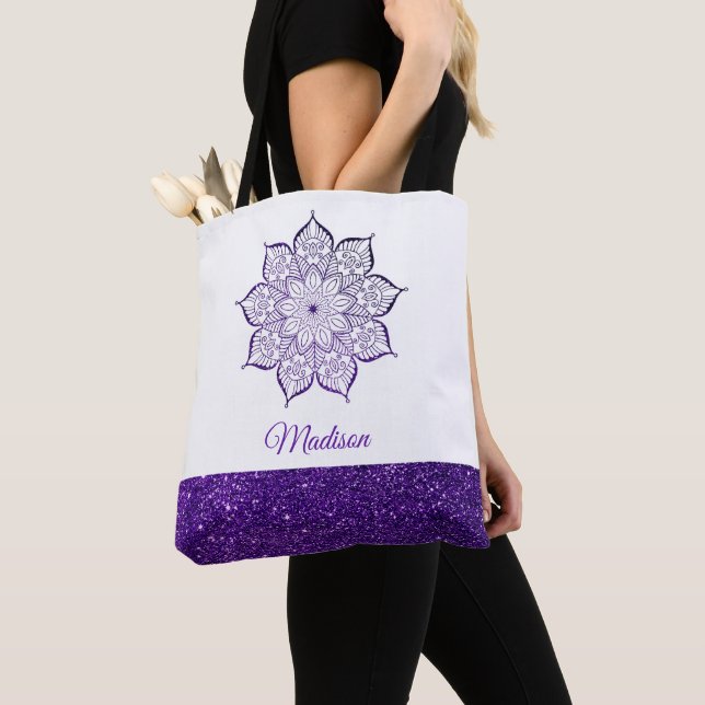 Lila Falskt Glitter Mandala på Vit Bakgrund Tygkasse (Närbild)