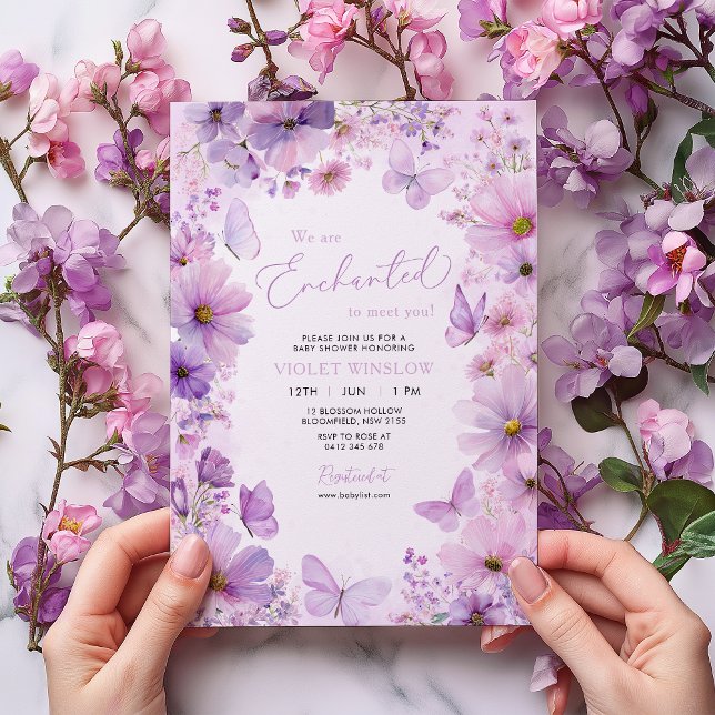 Lila fjäril Blommig baby shower Förtrollad Inbjudningar (Girl Baby Shower Invitation. Enchanted Purple Floral Butterfly)