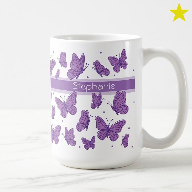 Lila fjärilar & prickar anpassat namn monogram kaffemugg (Skapare uppladdad)