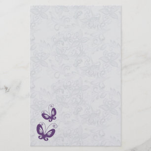 Lila fjärilar vid silver blommigt Bröllop vid Brevpapper