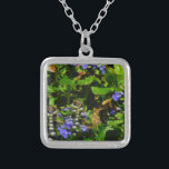 Lila Flower och Humla Silverpläterat Halsband<br><div class="desc">Lila Bee Balm Flower Blommar and gult and black Humla Photo by Sandy Closs taget vid Sjö Arrowhad lila,  ’bi balm’,  blommor,  blommor,  blommigt,  vår,  körsbär,  trädgård,  bröllop,  bröllop, , .</div>