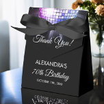 Lila Födelsedagsfest 70's Disco Boll Tack Presentaskar<br><div class="desc">Öka din 70-årsdag med vår 70:e Lila-Födelsedagsfestens Disco Boll Favor Box. Den här favoritrutan fångar kärnan i discoeran, skapar den perfektens val för en discotemed bash eller vilken händelse som helst där du vill ge en aning av "70 s magi". I en häpnadsväckande skugga av lila framstår den här affären...</div>
