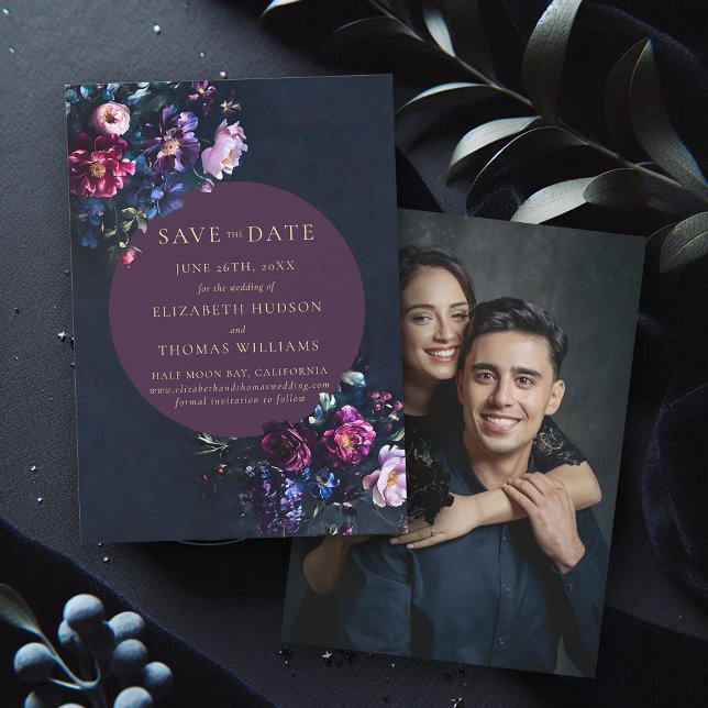 Lila för Blommigt av Elegant för moody Mörk, foto  Spara Datumet (wedding save the date moody dark romantic gothic floral navy blue purple jewel tone photo template)