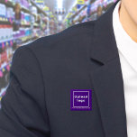Lila för Business Namn och Logotyp Square, knapp<br><div class="desc">Knappen Fyrkant som du kan anpassa för att lägga namn och logotyp på företaget. Du kan använda den här kommandoknappen som ett enhetligt tillbehör till personalen. Du kan också använda den som förpackningstillbehör. Du kan också inkludera den i material som du använder i marknadsföring för att annonsera din verksamhet eller...</div>