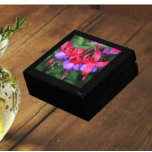 Lila Fuchsia med Rosa Sepals Blommigt Minnesask<br><div class="desc">Förvara trinketer,  smycken och andra små keepsaker i den här presentlådan av trä med keramiskt plattor som innehåller en foto av bicolor,  lila Fuchsia-blommor med rosa sepals. En färgstark blommigt! Markera din presentlåda storlek och färg.</div>