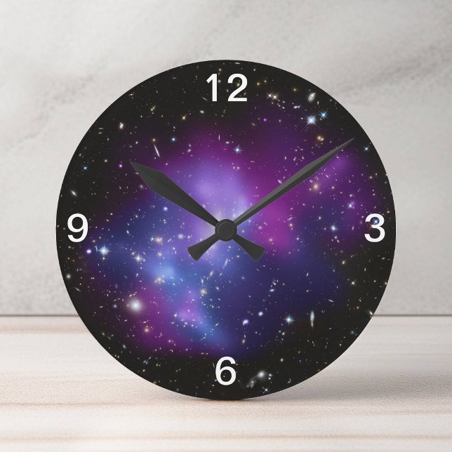 Lila galaxhopväggur rund klocka (Purple Galaxy Cluster Modern Numbers Round Clock)