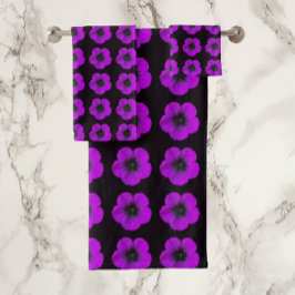 Lila Geranium-Blommönstret på Black