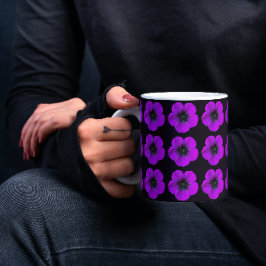Lila Geranium-Blommönstret på Black Mugg