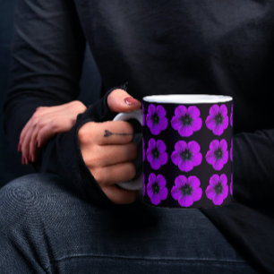 Lila Geranium-Blommönstret på Black Mugg