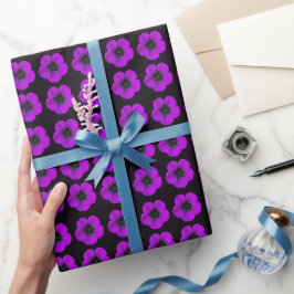 Lila Geranium-Blommönstret på Black Presentpapper