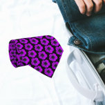 Lila Geranium-Blommönstret på Black Slips<br><div class="desc">Träng i stil med den här snyggten slips som innehåller fotobilden av en lila Cranesbill Geranium-blomma på en svart bakgrund och som skrivs ut i ett upprepande mönster.</div>