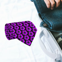 Lila Geranium-Blommönstret på Black