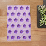 Lila Geranium Flower Seamless Mönster på Kökshandduk<br><div class="desc">Sömlös mönster av lila Geranium-blomma tryckt på kökshandduk. Kökshandduk för blommigt för älskare av blommor eller natur.</div>