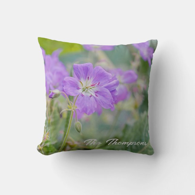 Lila Geranium Vildblomma Foto Med Familjenamn Kudde (Framsida)