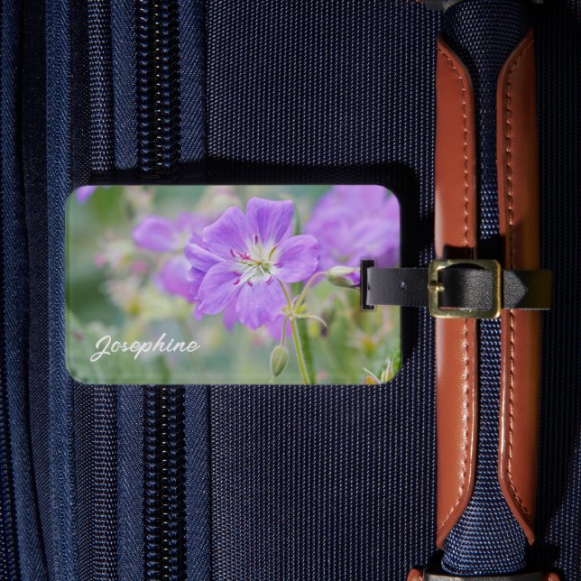Lila Geranium Vildblomsfoto Med Anpassad Info Bagagebricka (Framsida Insitu 4)