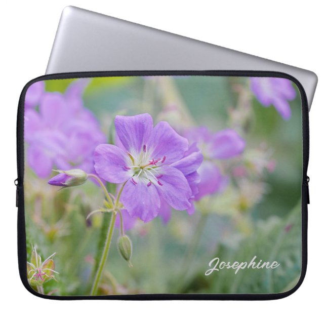 Lila Geranium Wildblomfoto med eget namn Laptop Fodral (Framsidan)
