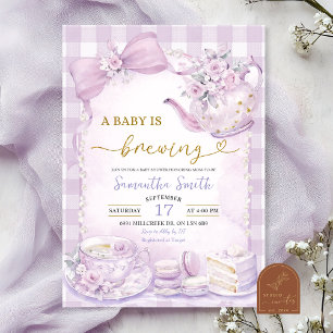 Lila Gingham Baby håller på att brygga Baby Shower Inbjudningar
