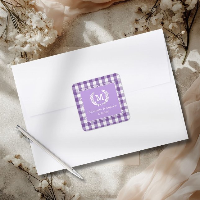Lila Gingham Monogram Märke Anpassad (Custom
Purple Gingham Monogram Crest Custom Square Sticker)