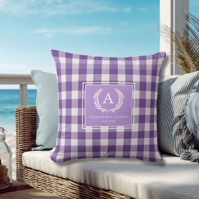Lila Gingham-monogrammets vapensköld Kudde (Purple Gingham Monogram Crest Throw Pillow)