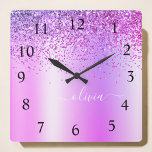 Lila Glitter Glam Metall Monogram Namn Fyrkantig Klocka<br><div class="desc">Lila Faux Foil Metallic Gnistra Glitter Brushed Metall Monogram Namn Clock. Det gör perfekten söt 16-årsjubileum,  bröllop,  möhippa,  årsdag,  babydusch eller bachelorette-fest för någon som glam lyxen och chic stilar i kärlek.</div>