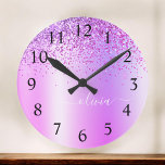 Lila Glitter Glam Metall Monogram Namn Rund Klocka<br><div class="desc">Lila Faux Foil Metallic Gnistra Glitter Brushed Metall Monogram Namn Clock. Det gör perfekten söt 16-årsjubileum,  bröllop,  möhippa,  årsdag,  babydusch eller bachelorette-fest för någon som glam lyxen och chic stilar i kärlek.</div>