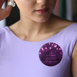 Lila glitter stjärnornas anpassningsbar vid födels knapp<br><div class="desc">För 21:a (eller någon ålder) födelsedagsfest. En lila bakgrund som är dekorerad med mousserande stjärnor för lila och rosa. Den lila bakgrunden färg är ojämn. Anpassa och lägg till datum, namn och ålder 21. Namn är skrivet med ett handskript i stil. Perfekt som party favors eller Spara datumpåminnelse för dina...</div>