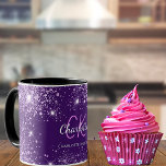 Lila glitter stoftmonogram namn mugg<br><div class="desc">Ett giggt och trendig monogrammat mugg. En chic djup lila som dekoreras med faux glitter drops,  damm. Anpassa och lägg till ditt första namn,  monogram initialer och fullt namn. Lila och vit färgad brev.</div>