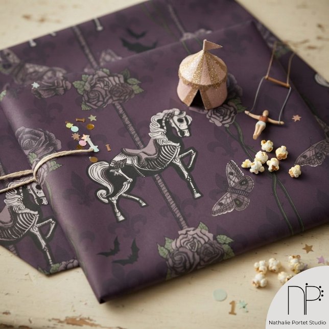 Lila gotisk karusellhäst presentpapper (Purple gothic carousel horse wrapping paper featuring hand-drawn fine-line ink and rose vine pattern)