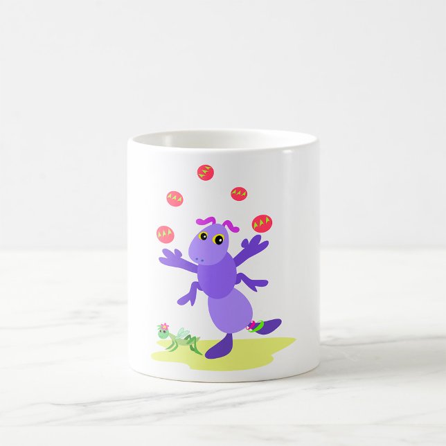 Lila Grashopper Juggling Roligt Creature Kaffemugg (Skapare uppladdad)