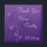 Lila Grått Blommigt Butterfly Wedding Favor Magnet<br><div class="desc">Den här lila och silver grått blommigt- tackar dig för att bröllopsaffären har fjärilar och blommor på den som matchar den bröllopsinbjudan som visas nedan. Om det finns några andra matchande objekt som du behöver,  skicka e-post till din förfrågan till niteowlstudio@gmail.com.</div>