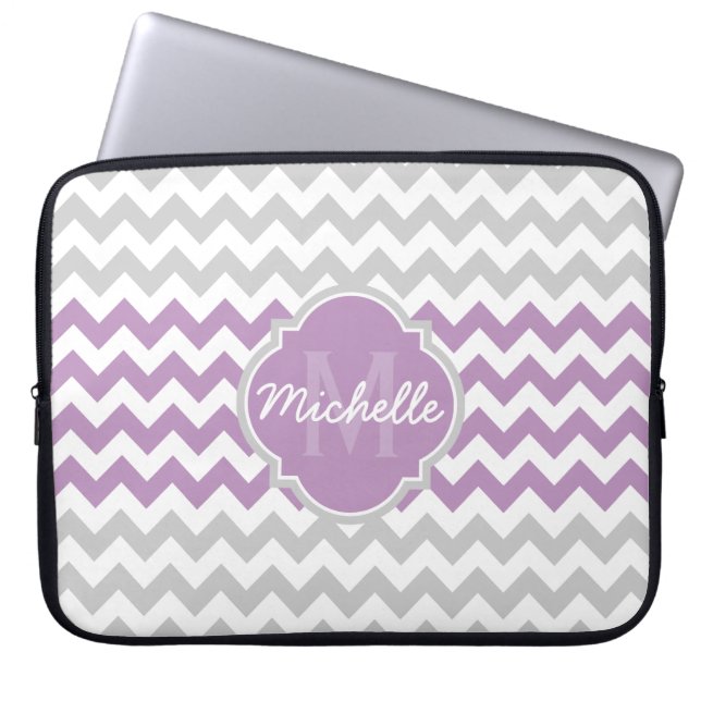 Lila Grått Chevron Mönster Quatrefoil Monogram Laptop Fodral (Framsidan)