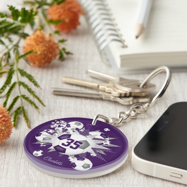 Lila grått-fotboll blåser ut idrottsman namn (Högra Framsidan)