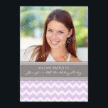 Lila Grått Photo 18th Födelsedagsfest inbjudan<br><div class="desc">Anpassningsbar Foto 18:e Födelsedagsfest inbjudan i elegant och söt Lavender lila,  kol grått och vit roligt och modern chevron zigzags mönster. Lägg till namn,  foto och party-information för ett unikt födelsedagsfest inbjudan och snyggt 18.</div>