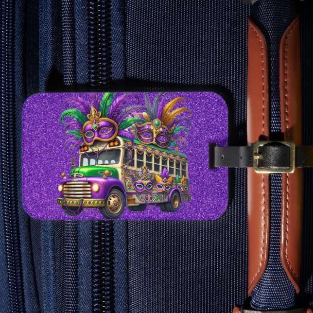 LILA & GRÖNT MARDI GRAS BUSS & FEATHERS BAGAGEBRICKA (Framsida Insitu 4)