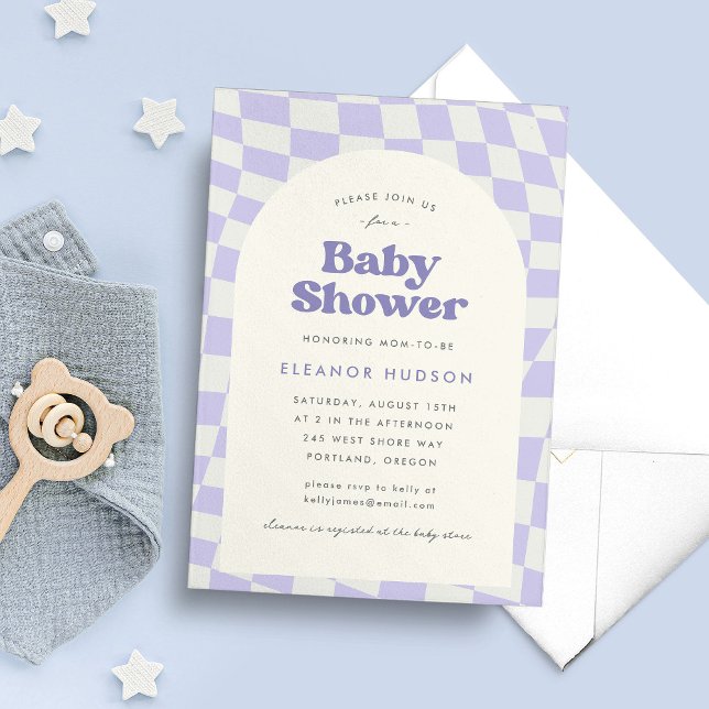 Lila Groovy 70s Checkerboard Baby Shower Inbjudningar (groovy baby shower invitation with wavy checkerboard pattern in lilac)