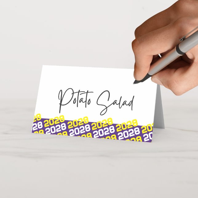 Lila & Gul Examen År Folding Mat eller Placeringskort (Purple and Yellow Graduation Class Year Folding Label Cards for Food, Drinks, or Place Settings)