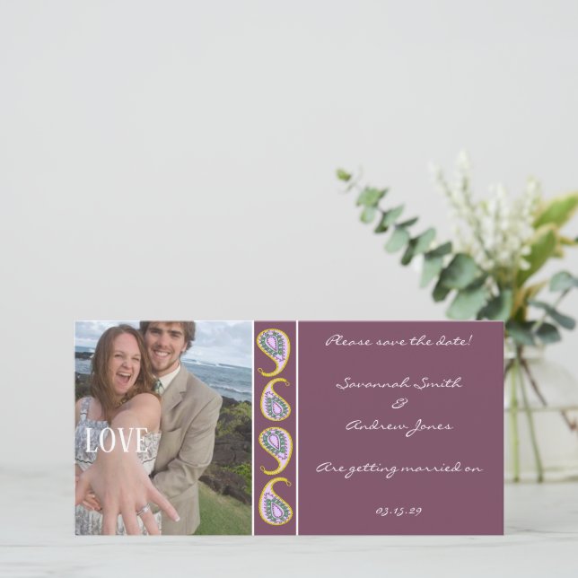 Lila & Gul Paisley Spara Datum Er Foto Datumet (Stående Fram)