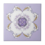 Lila, Guld Blommigt-look Fractal Art Lavender Kakelplatta<br><div class="desc">En formgivning av konst i lila och guld är centrerad på den här plattan. Blommigten ser ut. Bakgrunden är lavender. Matchande badrumstillbehör finns tillgängliga.</div>