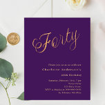 Lila guld-skript, 40-årsinbjudan<br><div class="desc">En modern inbjudan till snyggt för en 40-årsdag party. Lila färgad bakgrund och ord 40 skriven med elegant stort skript brev i faux guld. Anpassa och lägg till information om namn och party. 1 lakan = 1 inbjudan tryckt kant till kant.</div>