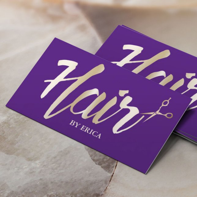 Lila Hair Stylist Guld Script Modern Salon Visitkort (Skapare uppladdad)