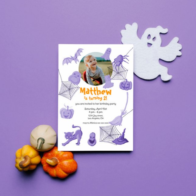 Lila Halloween-themed födelsedagsfest inbjudan (Birthday party invitation with Halloween theme, customizable with photo and editable text.)