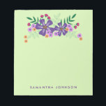 Lila Hand plockade Flowers, Personlig Anteckningsblock<br><div class="desc">Det här anteckningsblocket med färgstark blommigt har en blommigt i hand plockade överst. Utformningen erbjuder färg: lila, orange, mörkens rosa och grönt. Bakgrunden färg är en ljusgrön kalk, även om den kan ändras till valfritt tillgängligt färg genom att välja att anpassa den. Med anpassadet nära grund kan du lägga till...</div>