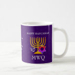 Lila HANUKKAH Monogram Kaffemugg<br><div class="desc">Elegant, snyggt lila HANUKKAH-kaffe mugg, designad med faux guld menorah, färgstark stjärnan av David och silver färgad dreidel plus ANPASSADE MONOGRAM och HÄLSNING i Hebrew, så att du kan lägga till din initialer och skapa din egen hälsning. Det finns en subtil mönster av David stjärna i bakgrunden. Särskilt designat för...</div>