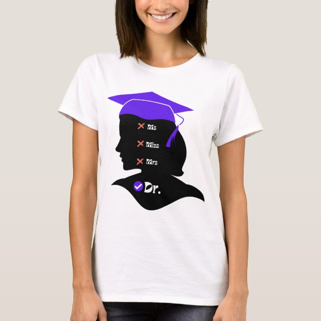 Lila Hat miss Mrs. Dr Design for New Student T Shirt (Framsida)