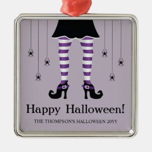 Lila Häxben Och Spindlar Glad Halloween Text Julgransprydnad Metall