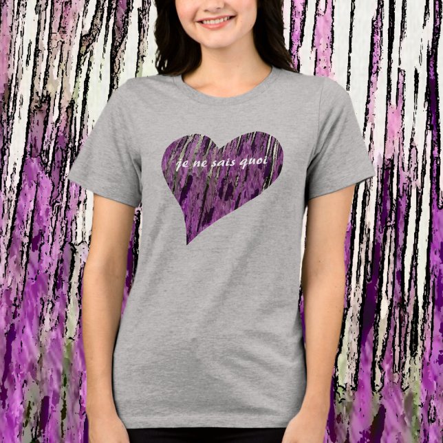 Lila Heart Je Ne Sais Quoi Chic T Shirt (Skapare uppladdad)