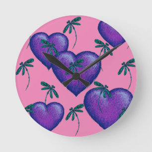 Lila Hearts and Dragonflies Rund Klocka