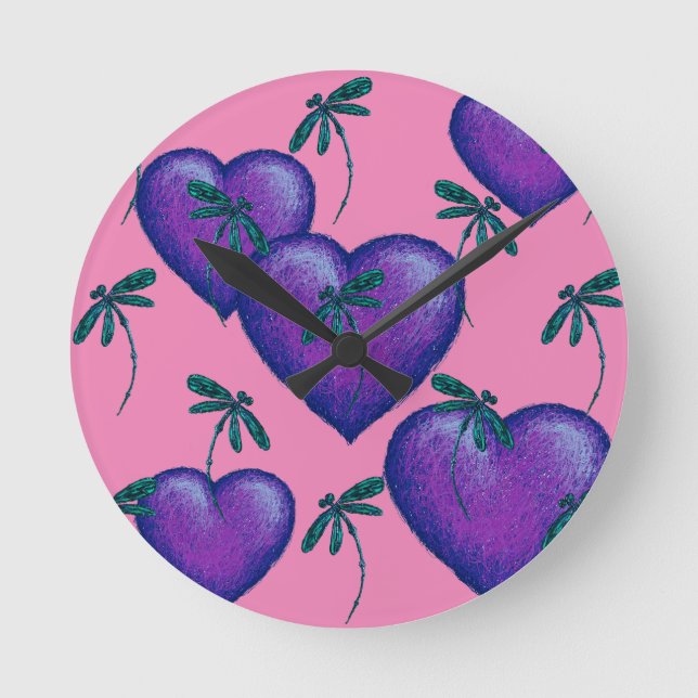 Lila Hearts and Dragonflies Rund Klocka (Framsida)